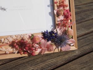 zoom Cadre décoration rose et bleu en fleurs séchées