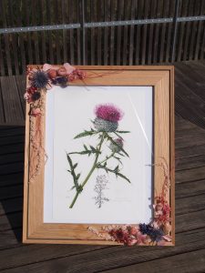 cadre décoré aux angles avec des fleurs dans les tons rose et bleu