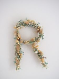 Initiale fleurie pour enfant/bébé en forme de R. bleu et beige