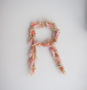 Lettre fleurie en forme de R, fleurs séchées roses et blanches