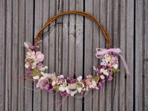 Demi-couronne murale en branches avec des fleurs violette