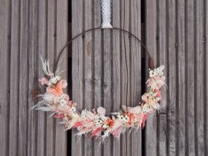 Demi-couronne murale rose dentelle en fleurs séchées