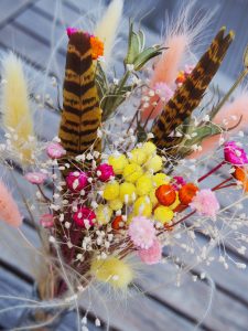 Bouquet de fleurs séchées colorées