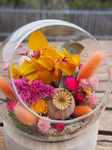 Boule en verre bois pavot jaune, rose et orange. fleurs séchées