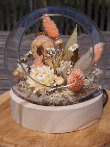 Boule en verre socle pastel corail bois