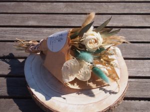 Mini bouquet de fleurs, renoncule blanc bleu emballé