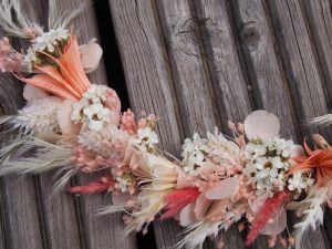 zoom sur une Couronne murale rose et blanche