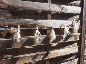 Guirlande murale de mini bouquets blancs