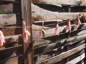 guirlande de mini bouquets de fleurs séchées dans les tons roses