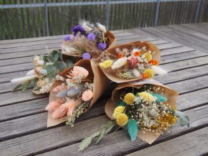 Bouquets emballés de fleurs séchées colorées
