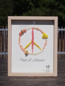 cadre vitrine bois claire avec collage de fleurs peace & love