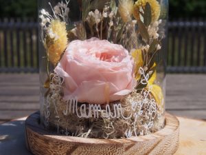 Cloche de fleurs séchées pour fête des mères avec inscription Maman