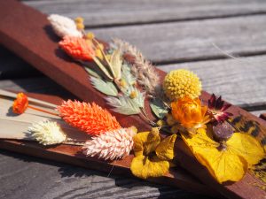 zoom sur une création. un ciseaux géant recouvert de fleurs séchées (zoom)