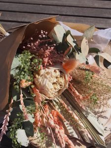 Bouquet de fleurs séchées corail et pivoine