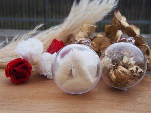 Boules de Noël pour sapin avec des fleurs séchées