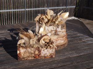 Bûches fleuries pour Noël avec des fleurs séchées pour centre de table