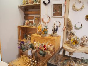 Stand créations bouquets, cloches, couronnes, fleurs séchées