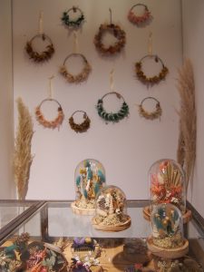 Stand avec des créations en fleurs séchées , cloches, couronnes
