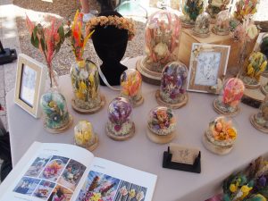 Stand avec compositions en fleurs séchées de différentes couleurs