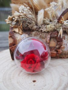Boule de Noël pour le sapin renfermant une rose éternelle rouge