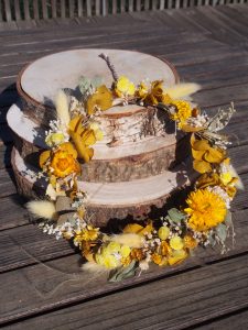 Couronne murale complète de fleurs séchées jaunes