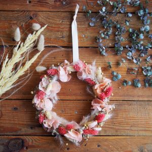 couronne murale de fleurs séchées roses nommée Pivoine