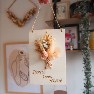 planchette de bois gravée "home sweet home" et petit bouquet de fleurs séchées